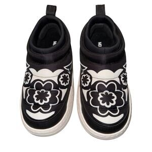 Women’s size 6 Moon Boot